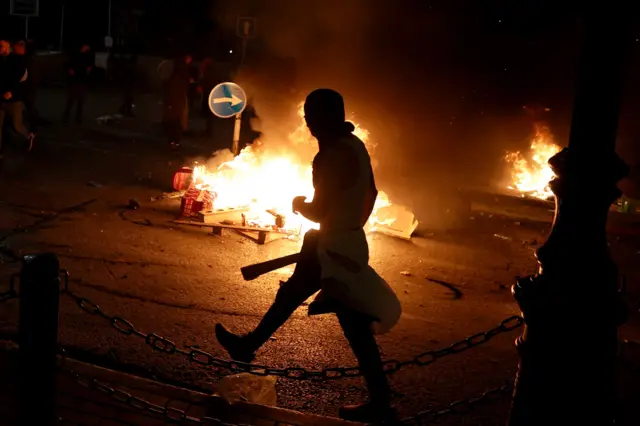 Otu nwoke na-agafe n'ihu ọkụ a mụnyere n'okporoụzọ dị na Ramallah
