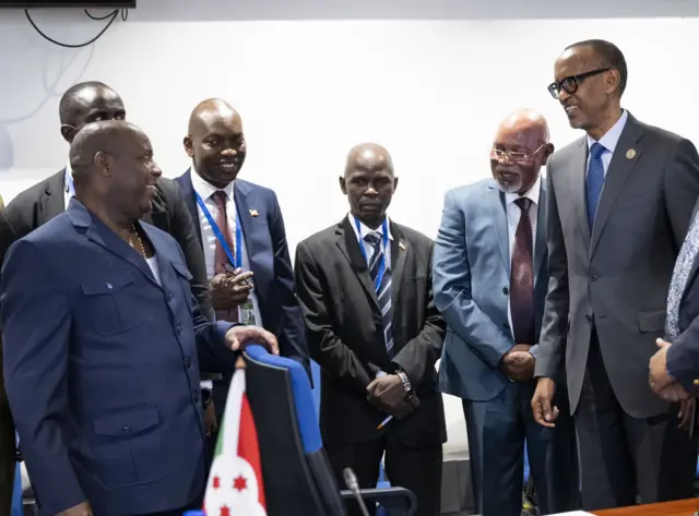 Perezida Evariste Ndayishimiye (ibumoso) na Perezida Kagame iburyo na General Jeje Odongo (wa kabiri iburyo) minisitiri w'ububanyi n'amahanga wa Uganda uri muri iyi nama