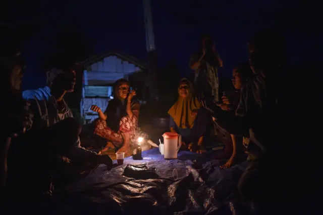 Pengungsi korban banjir bandang berada di tenda darurat di Nagari Salareh Aia Timur, Palembayan, Agam, Sumatera Barat, Minggu (30/11).
