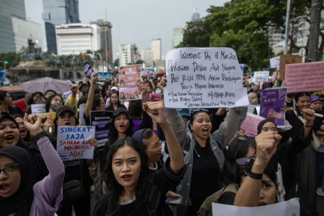 Perempuan berpartisipasi dalam Hari Perempuan Internasional di Jakarta, Indonesia, pada tanggal 8 Maret 2025. Hari Perempuan Internasional jatuh pada tanggal 8 Maret untuk menyoroti perjuangan perempuan di seluruh dunia dan berfungsi sebagai kampanye global untuk mendukung dan meningkatkan kesetaraan perempuan.