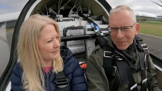 在飛機駕駛艙內的記者凱瑟琳·達·科斯塔 (Katharine Da Costa) 和比爾·布魯克斯 (Bill Brooks) 