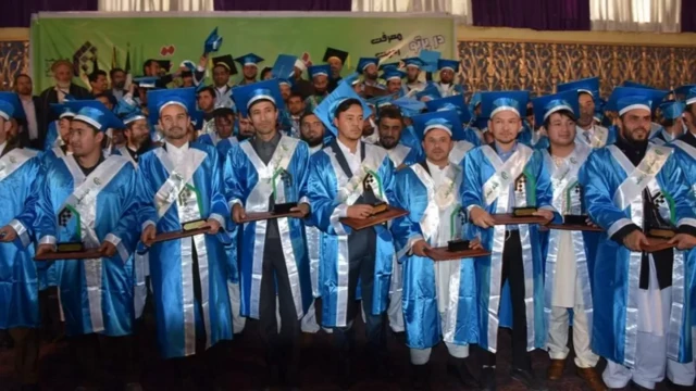 جمعی از دانشجویان فارغ‎التحصیل شده از این نهاد