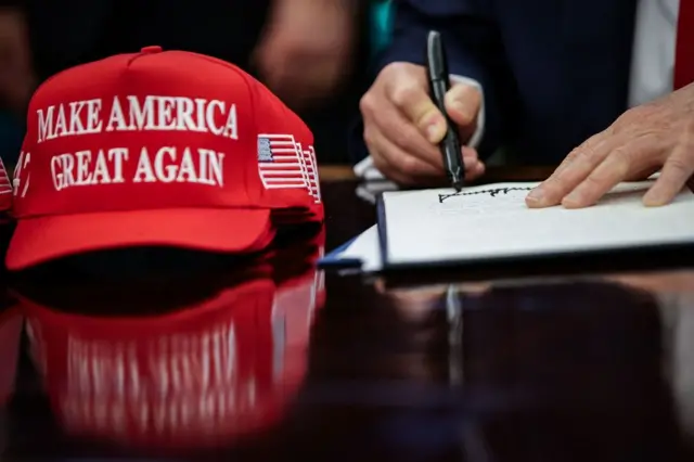 Trump menandatangani surat perintah
