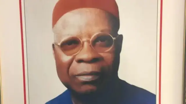 Evan(s) Ewerem ya yi gwamnan jihar Imo daga 1992 zuwa 1993.
