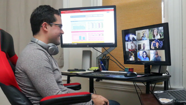 Homem durante videochamada