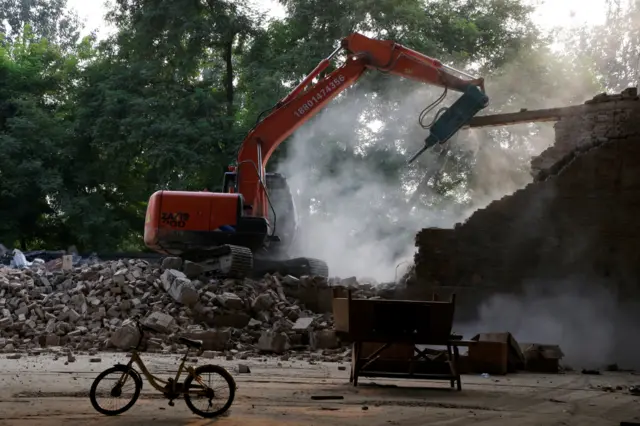 El estudio siendo demolido