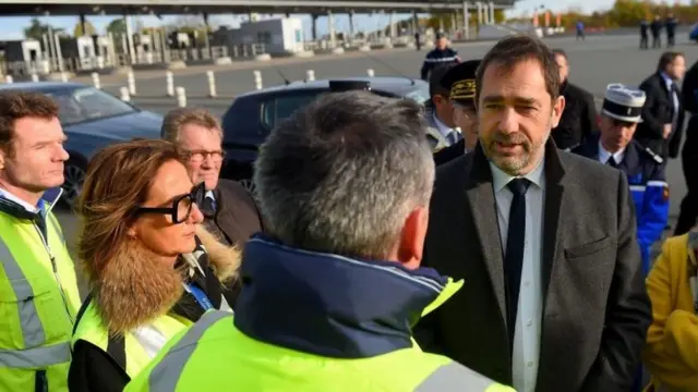 Fransa İçişleri Bakanı ülkenin güneyinde gösterilerle ilgili incelemeler yaptı