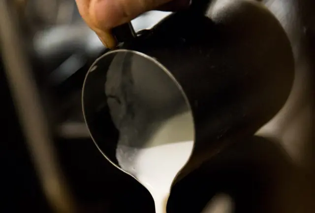 Leche servida en una jarra