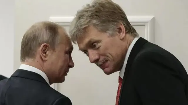 Dmitry Peskov(iburyo) amaze imyaka myinshi ari umuvugizi wa Perezida Putin