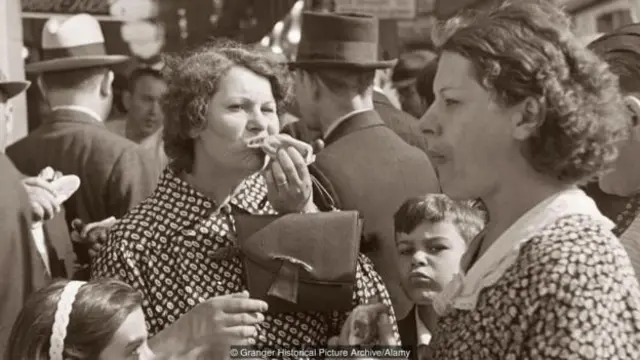 Món hot dog được Charles L Feltman phát minh lần đầu tiên vào năm 1867 và nó đã nhanh chóng thành công