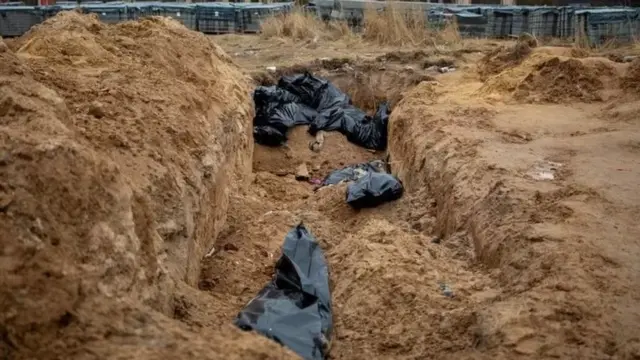 Lokasi kuburan massal di halaman sebuah gereja di Bucha.