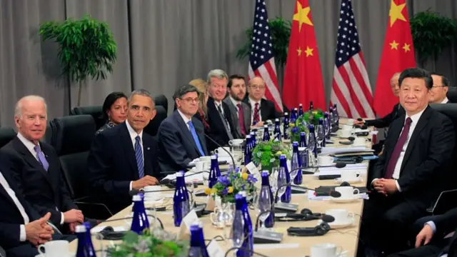 ২০১৬ সালে চীনা প্রেসিন্ট শি জিন পিংয়ের যুক্তরাষ্ট্র সফরের সময় এক বৈঠকে তৎকালীন প্রেসিডন্ট ওবামা ও ভাইস প্রেসিডেন্ট জো বাইডেন। গত পাঁচ বছরে দুই দেশের সম্পর্ক অনেক খারাপ হয়েছে