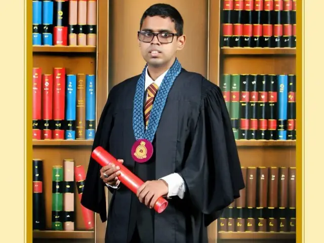 තම විශ්වවිද්‍යාල දිවිය අවසන් කළේ, දෙවන පෙළ (ඉහළ) පත්ති සාමාර්ථයක් ද ලබා ගනිමිනි.