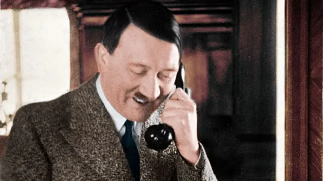 Adolf Hitler telefonda konuşurken