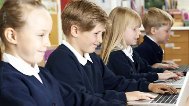 В школе девочек поощряют за следование правилам - это переносится и во взрослую жизнь