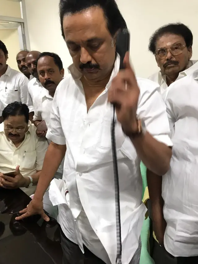 சட்டப்பேரவையில் மு.க.ஸ்டாலின் சட்டை கிழிப்பு (புகைப்படத் தொகுப்பு)