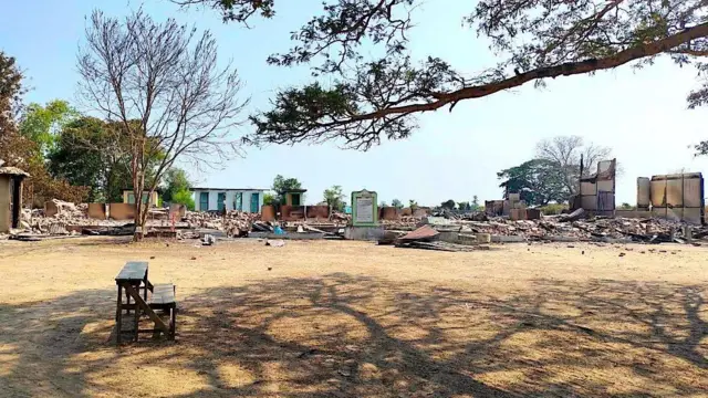 ရေဦးမြို့နယ်ထဲက ချမ်းသာရွာ အထက်တန်းကျောင်းဟာ ပြီးခဲ့တဲ့ရက်အတွင်း မိုင်းခွဲဖြိုချခံခဲ့ရတယ်လို့ ဒေသခံတွေက ဘီဘီစီကိုပြောထားပါတယ်။ 