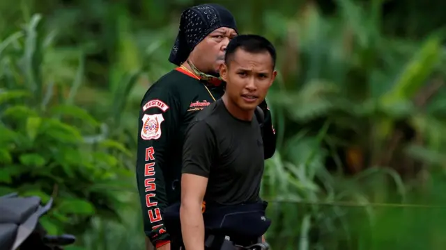 Anggota tim penyelamat