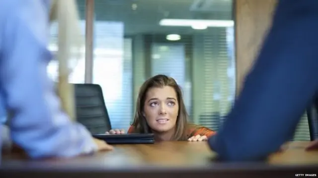 ਮੇਜ਼ ਪਿਛੇ ਲੁਕਦੀ ਕੁੜੀ