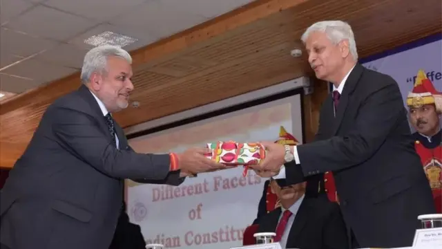 સુપ્રીમ કોર્ટની બે સભ્યોવાળી પીઠે એક સભ્ય તરીકે જસ્ટિસ લલિતે હિંદુ વિવાહ કાયદા અંતર્ગત એકમેકની સંમતિથી તલાક લેવા માટે છ મહિનાની પ્રતીક્ષા અનિવાર્ય ન હોવાનું ઠેરવ્યું