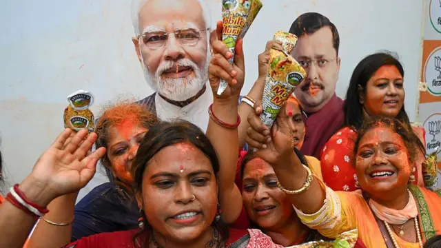 कोलकाता में जीत के बाद बीजेपी कार्यकर्ता जश्न मनाते हुए (तस्वीर- 4 मई, 2026)