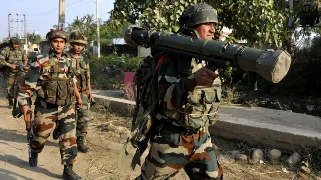 શસ્ત્રો સાથે ભારતીય સૈનિકોનો ફોટોગ્રાફ