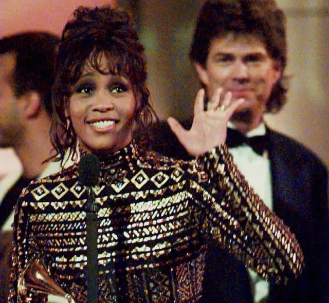 Houston tras ganar el Grammy por "I Will Always Love You", junto al productor David Foster.