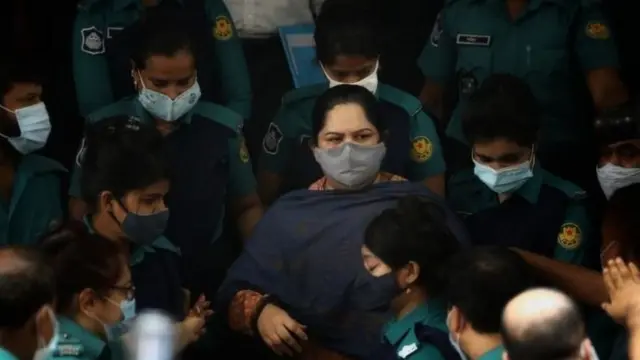 সাংবাদিক রোজিনা ইসলামকে আদালতে নিয়ে যাচ্ছে পুলিশ।