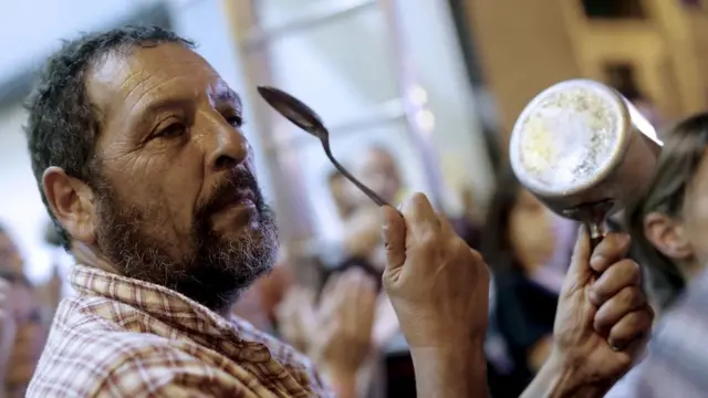 Мужчина с кастрюлей