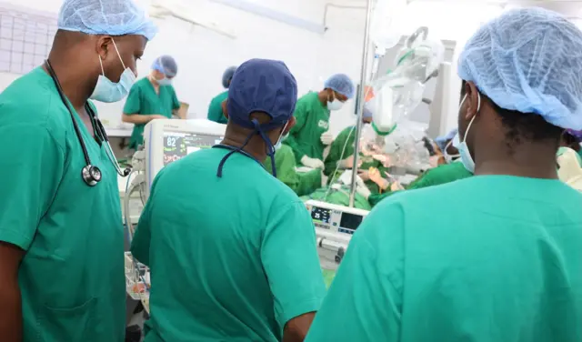 CHUK ivuga uko kubaga byakozwe muri gahunda y'icyumweru cyo guhugura abaganga bo mu Rwanda ku kubaga igicuri