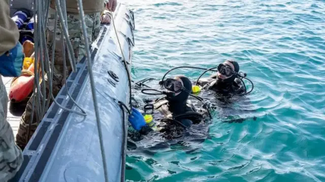 ရေငုပ်သမားတွေက အတ္တလန္တိတ်သမုဒ္ဒရာထဲက မိုးပျံပူဖောင်းက အပိုင်းအစတွေကို ဆယ်ယူနိုင်ခဲ့