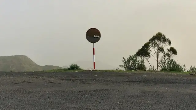 ኣብ ጸድፍን ጥውይዋይን ገና ካብ ብርሕቑ መኪና ትመፅእ ምህላዋ ኣጉሊሑ ዘርእየካ መስትያት ሓሓሊፉ ተተኺሉ ኣሎ። ብዓይንኻ ርሒቑ ዘይተረአየካ ኣቕሪቡ ብምሕባር ኣገዳሲ ጥንቃቐ ክትገብር ይሕግዝ።