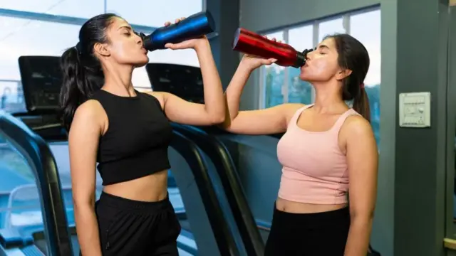 మంచినీరు తాగుతున్న యువతుల ఫోటో 