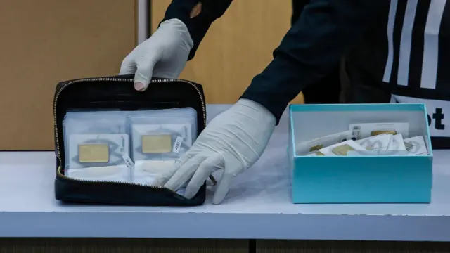 Petugas menunjukkan barang bukti saat konferensi pers di Gedung Merah Putih KPK, Jakarta, Minggu (11/1/2026).