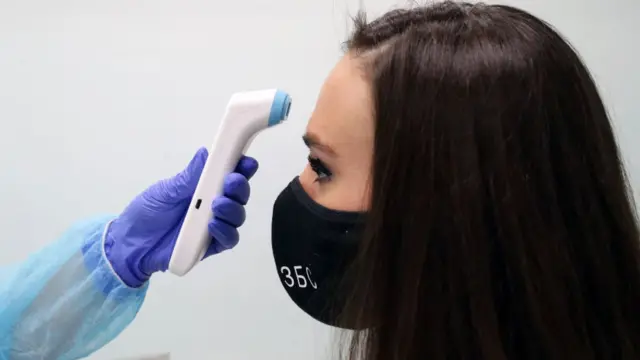 Toma de temperatura a una mujer