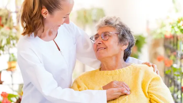 Mujer joven consolando a mujer mayor