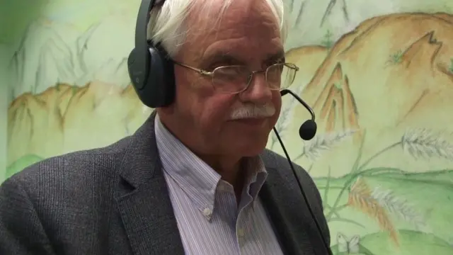 Profesor Tom Craig controlando los mandos del avatar.