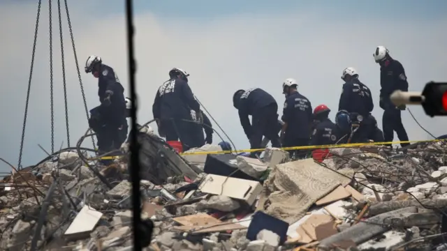 Trabajadores sobre los escombros del Champlain Towers South