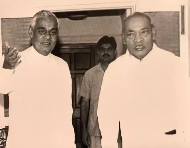 माजी पंतप्रधान पी. व्ही नरसिंहराव यांच्याोबत वाजपेयी