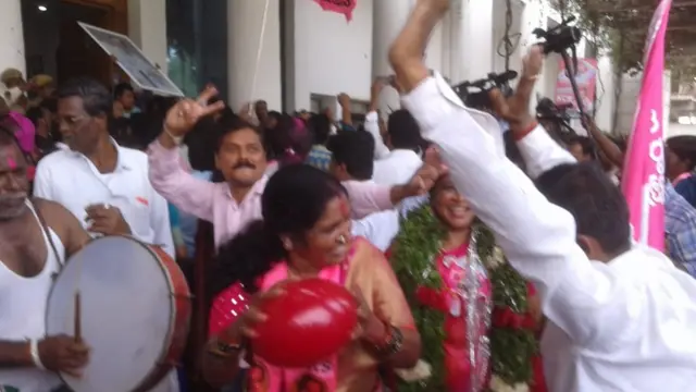 வெற்றி முகத்தில் காங்கிரஸ்: 5 மாநிலங்களில் வெற்றி கொண்டாட்டங்கள்