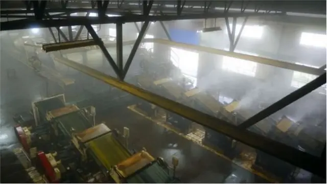 కొన్ని రాష్ట్రాలు కార్మికులకు రక్షణ కల్పించే చట్టాలను బలహీనం చేశాయి