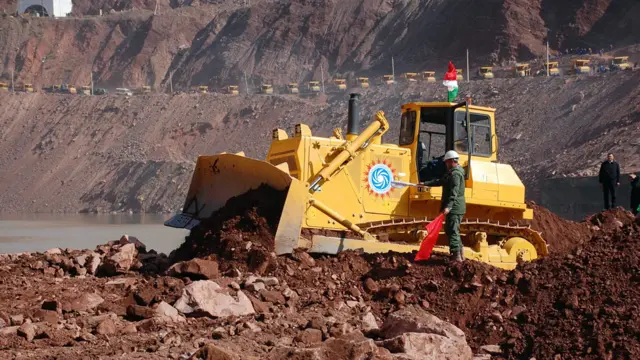 مجرای رود "وخش" برای بنیاد بلندترین سد در جهان بسته شد