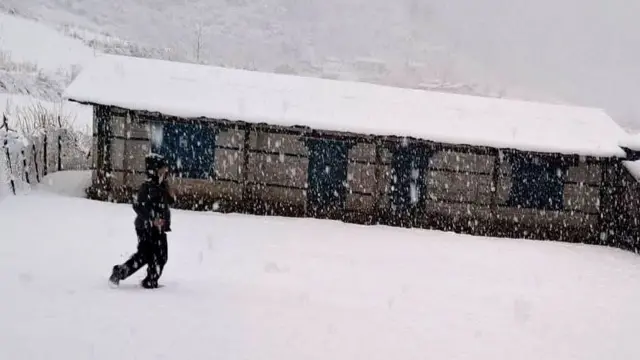 डोल्पाको जगदुल्ला गाउँपालिकास्थित काइगाउँमा भएको हिमपात भएको बेला एउटा घरअगाडि हिँड्दै एक व्यक्ति