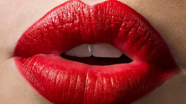 அடர் சிவப்பு நிற லிப்ஸ்டிக், பெண்ணுடல்