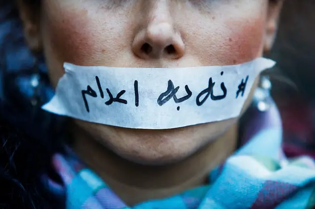 تصویری از شعار «نه به اعدام» که بر دهان یک نفر قرار گرفته است