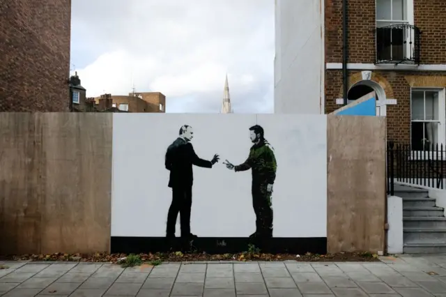 Bức tranh sơn dầu khắc họa Vladimir Putin và Volodymyr Zelenskyy gần Bảo tàng Chiến tranh Hoàng gia ở London vào năm 2022 Bức tranh sơn dầu khắc họa Vladimir Putin và Volodymyr Zelenskyy gần Bảo tàng Chiến tranh Hoàng gia ở London vào năm 2022