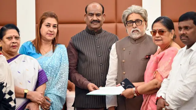 तृणमूल कांग्रेस के 20 लोकसभा सांसदों ने भी ख़ुद को अलग करते हुए एनडीए को समर्थन देने की घोषणा की है 
