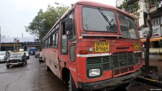 एसटी कर्चमाऱ्यांना सरकारचा दिलासा