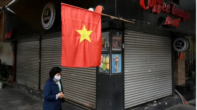 Các quán cà phê vỉa hè ở Hà Nội phải đóng cửa nhưng nhà hàng vẫn được mở để phục vụ khách trong nhà