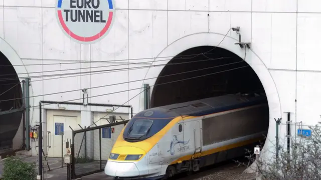 Поезд, выезжающий из туннеля